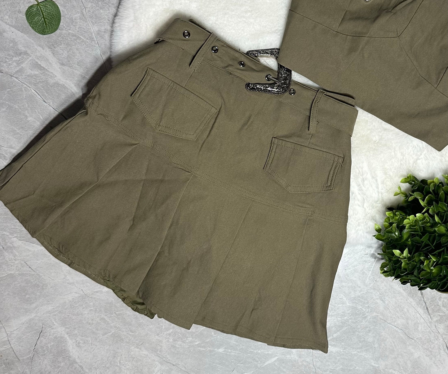 Conjunto verde oliva con detalles metálicos image 2