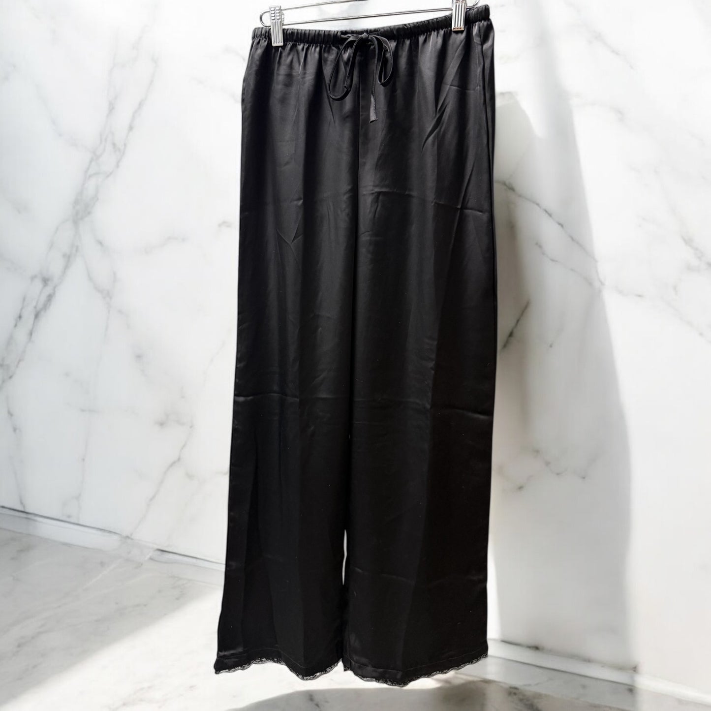 Pantalón Satín Negro con Encaje