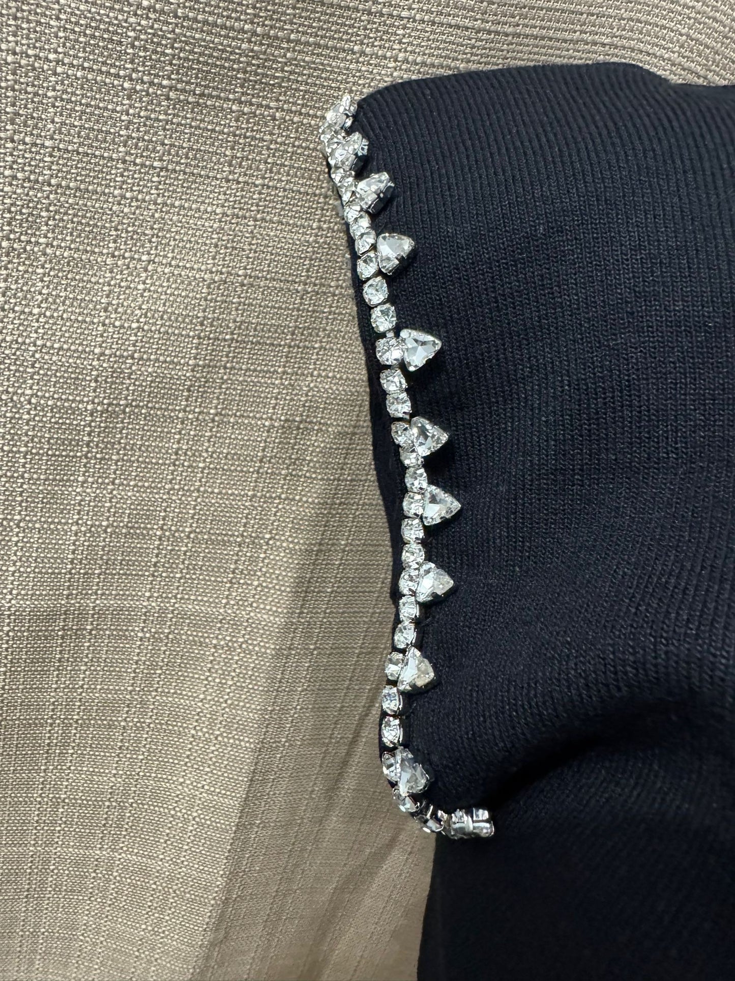 Top Negro de Tejido con Detalle de Pedrería Brillante image 1