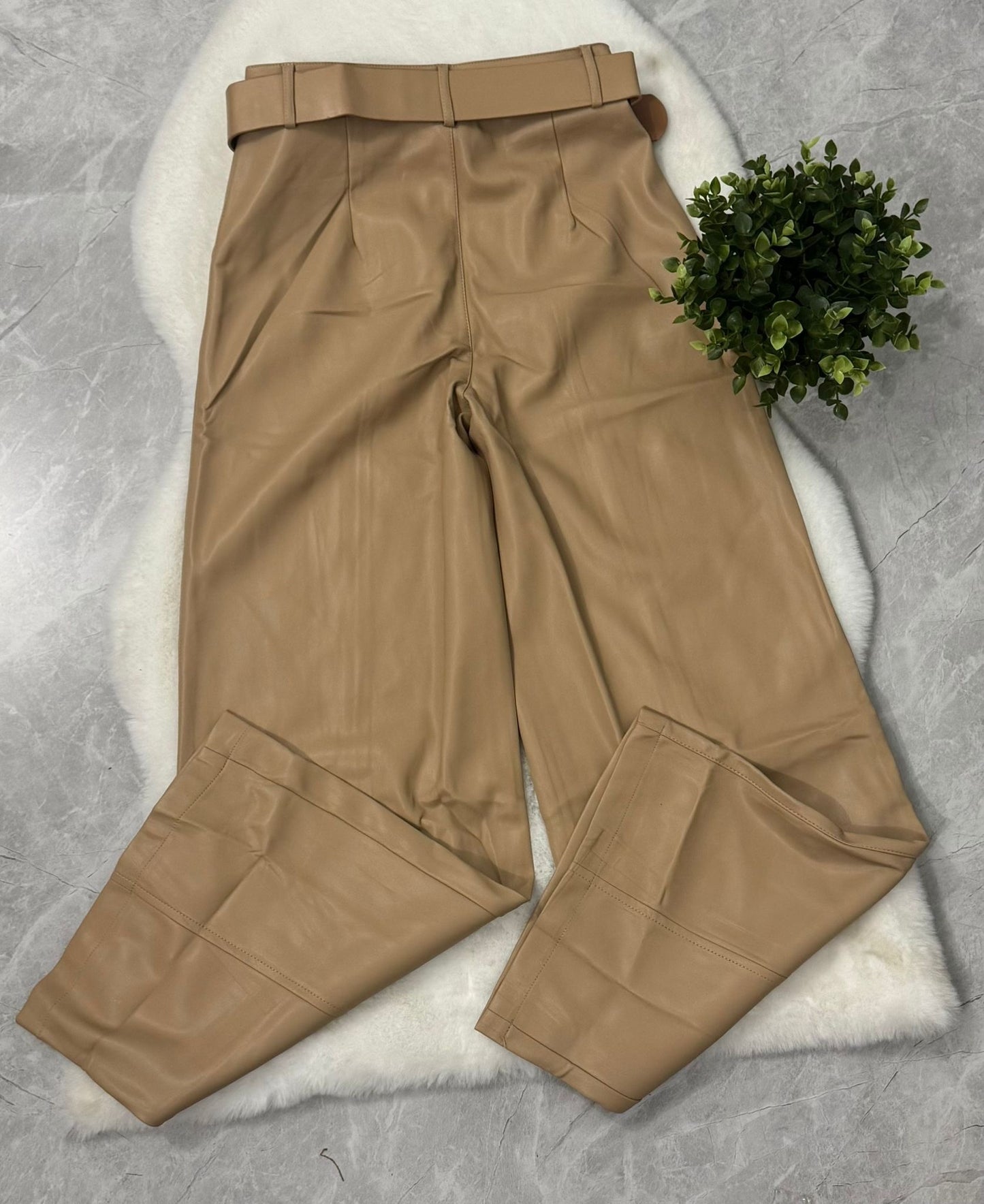 Pantalón Pata Ancha en Beige Oscuro con Cinturón – Elegancia image 1