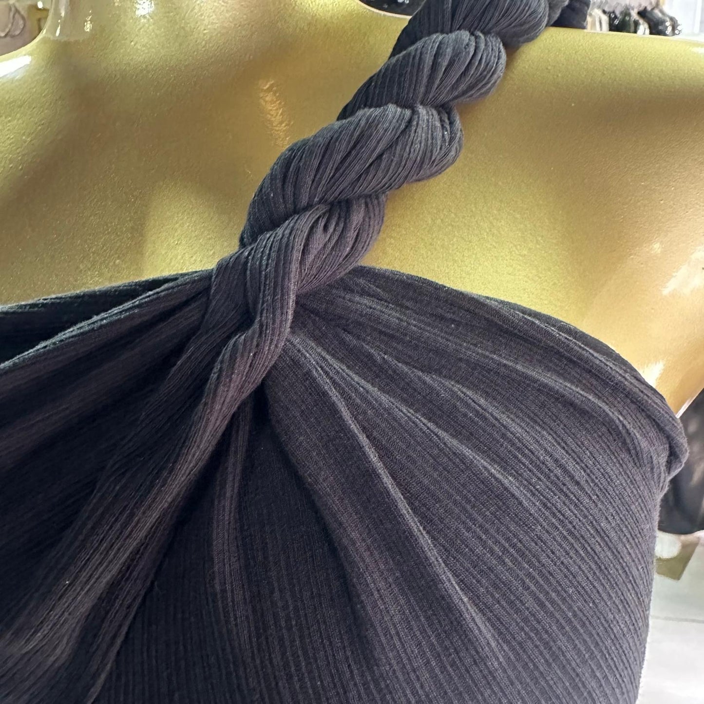 Conjunto Negro Elegante Asimétrico Con Detalle Trenzado