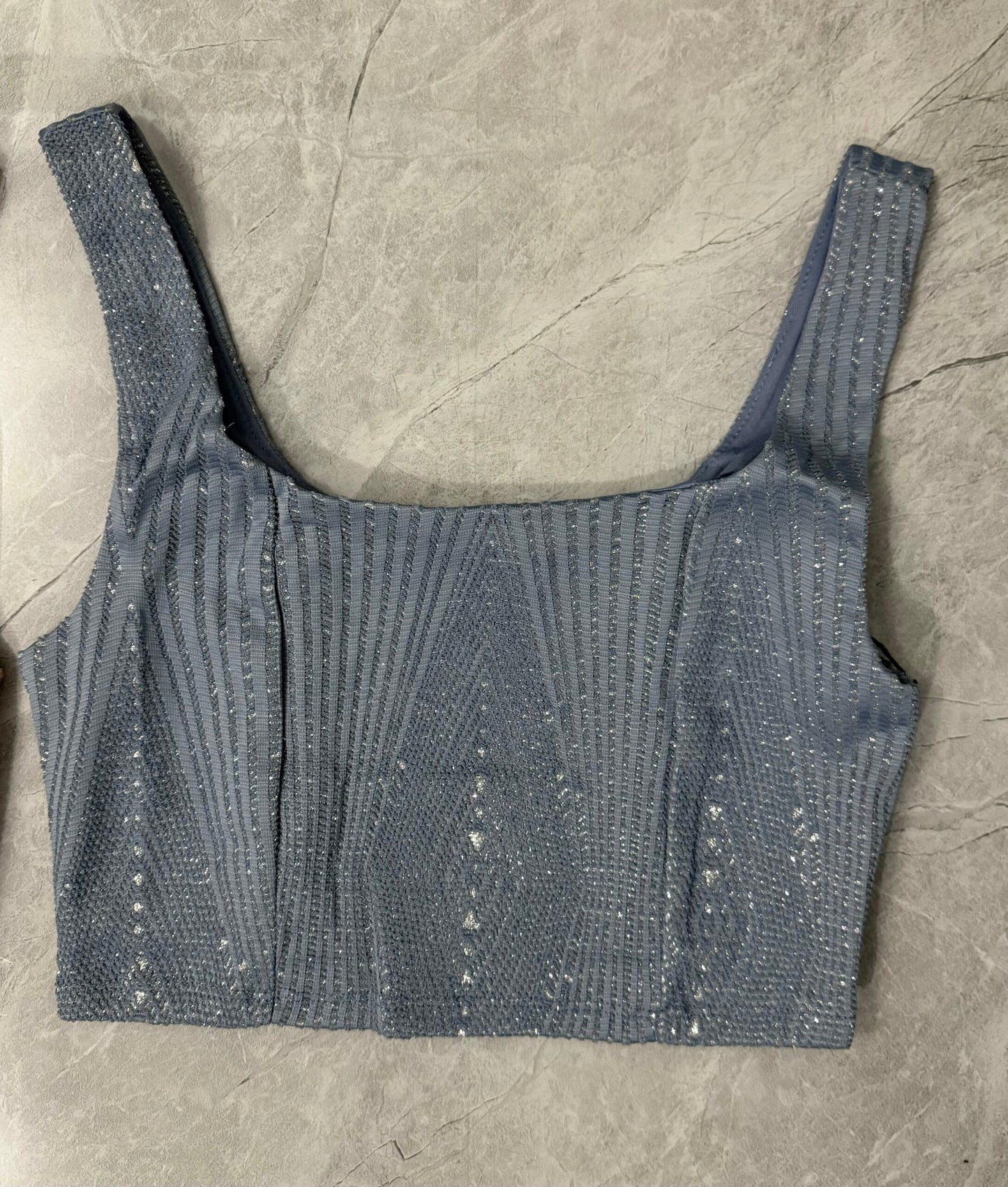 Top de Punto Azul con Detalles Metálicos y Diseño Elegante - Medium image