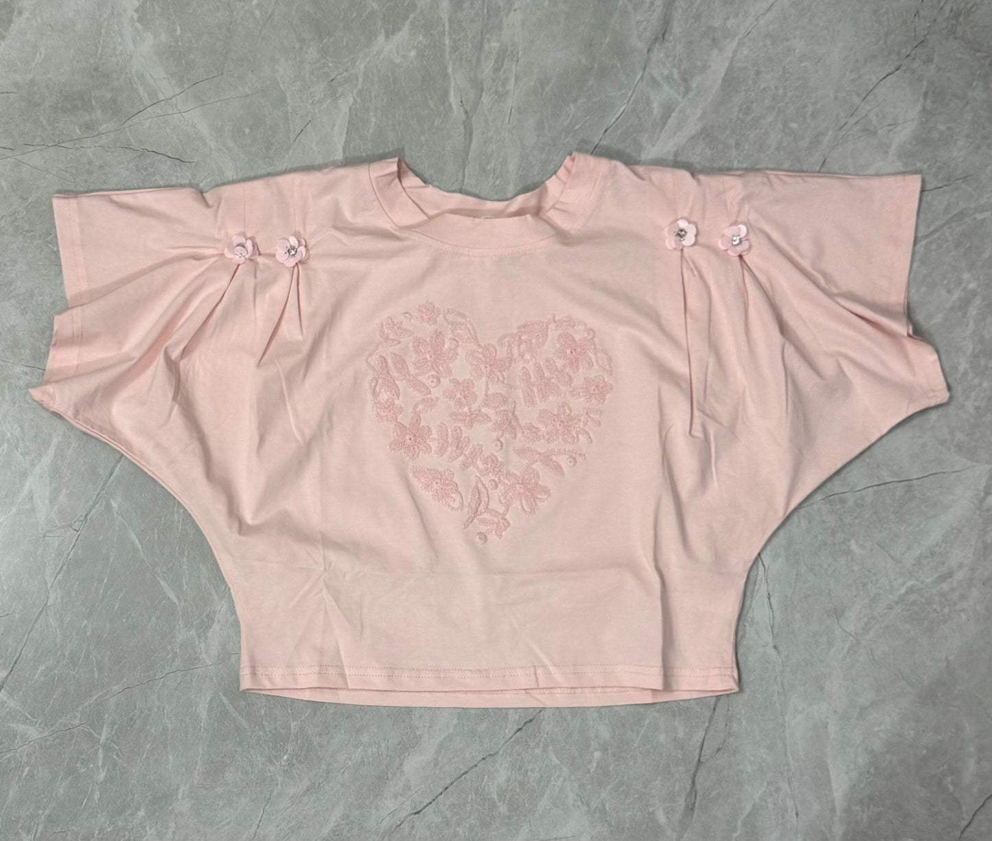 Blusa Rosada con Bordado de Corazón y Detalles Florales image 0