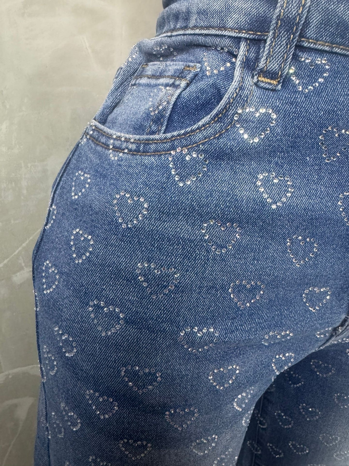 Mahón Denim Azul con Corazones de Cristales Brillantes