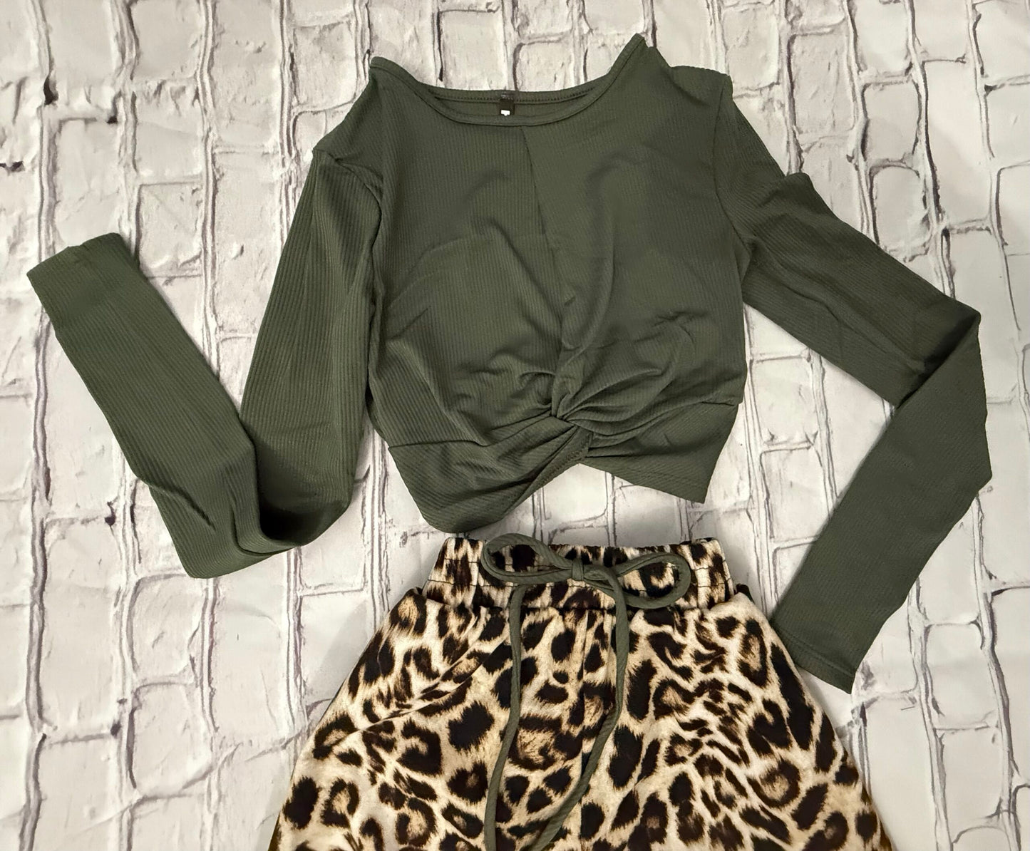 Conjunto de Blusa y Pantalón Estilo Animal Print image 4