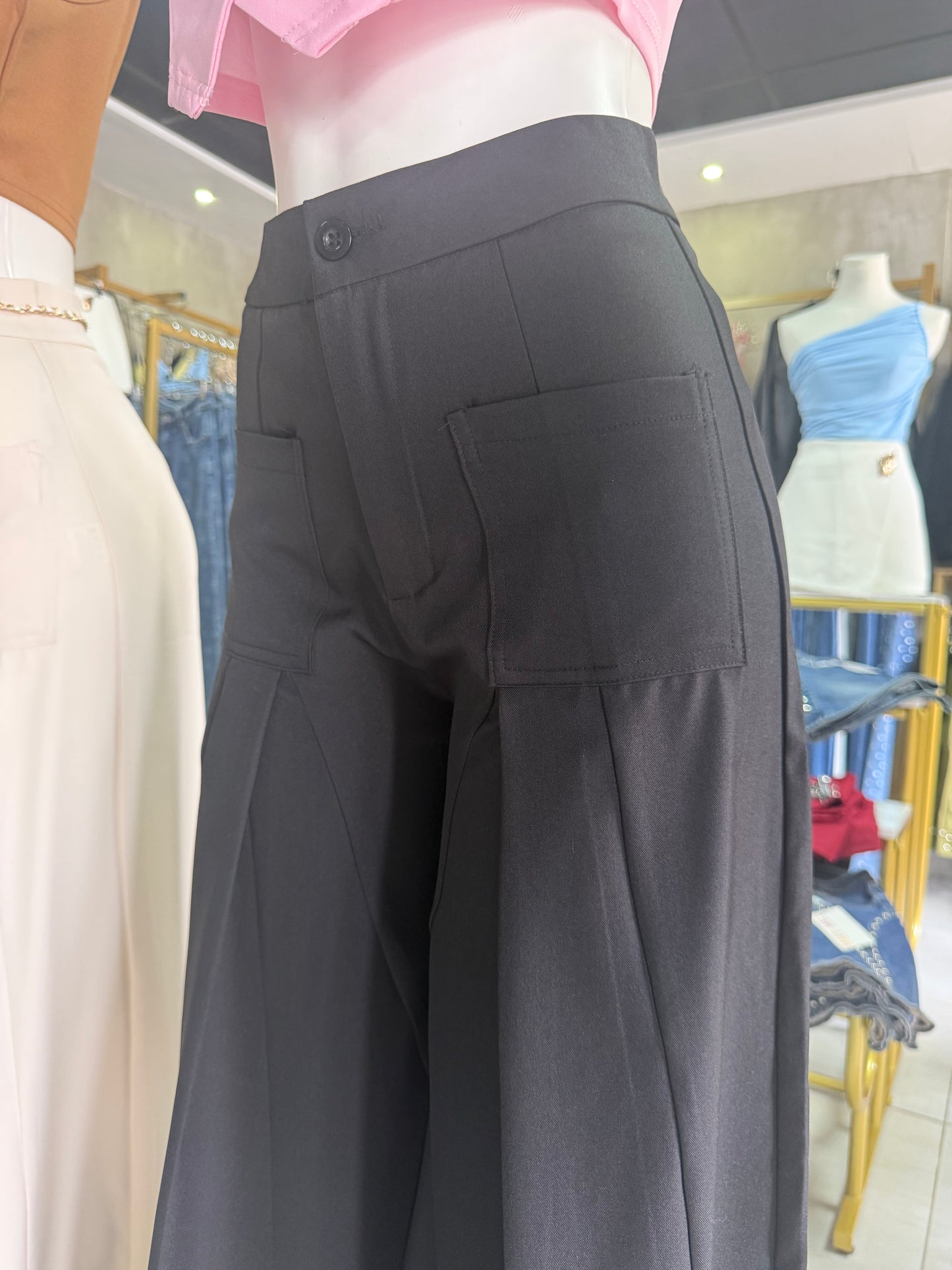 Pantalón Palazzo Elegante Negro con Bolsillos Frontales y Cadena Decorativa