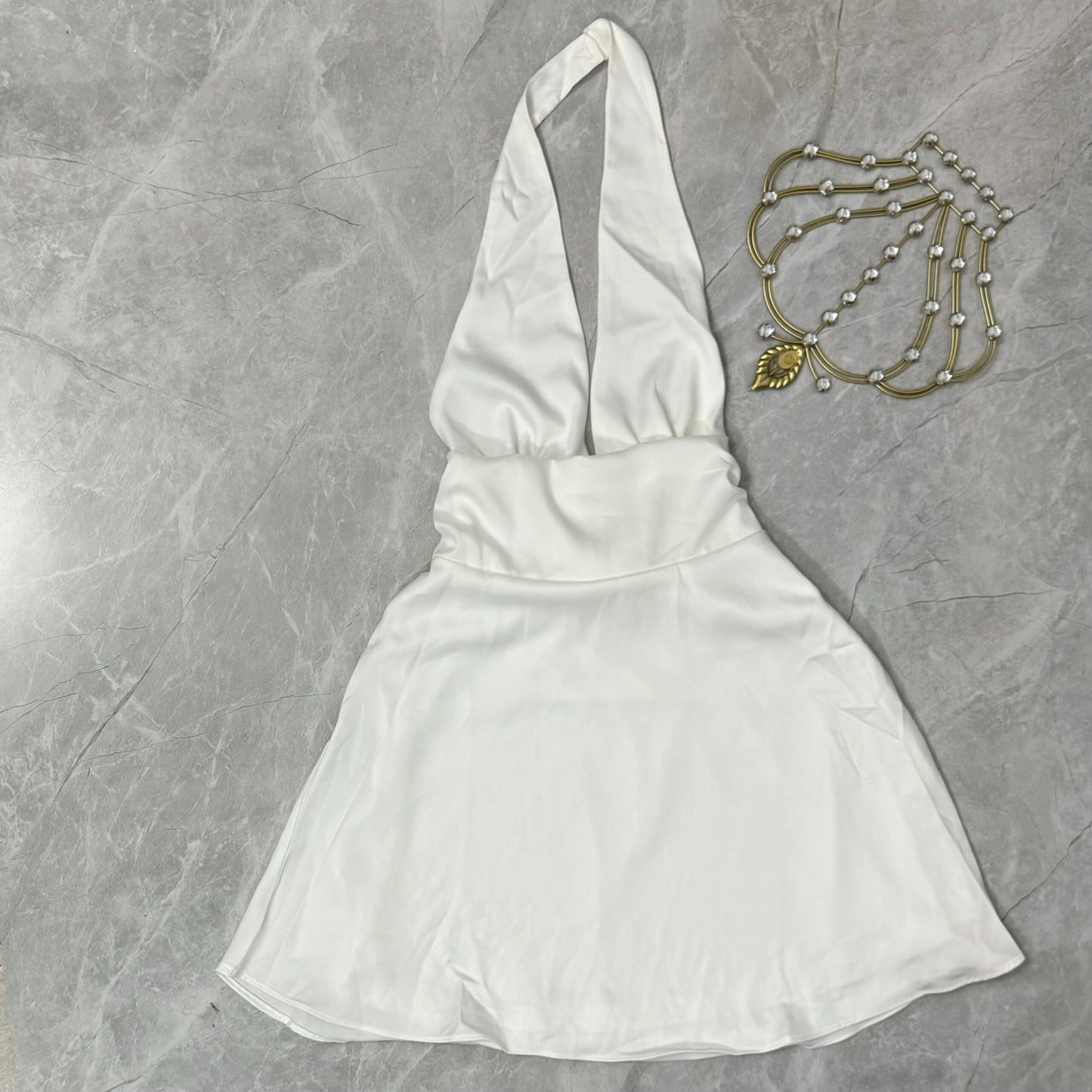 Vestido Corto con Escote Halter y Lazo Ajustable image 4