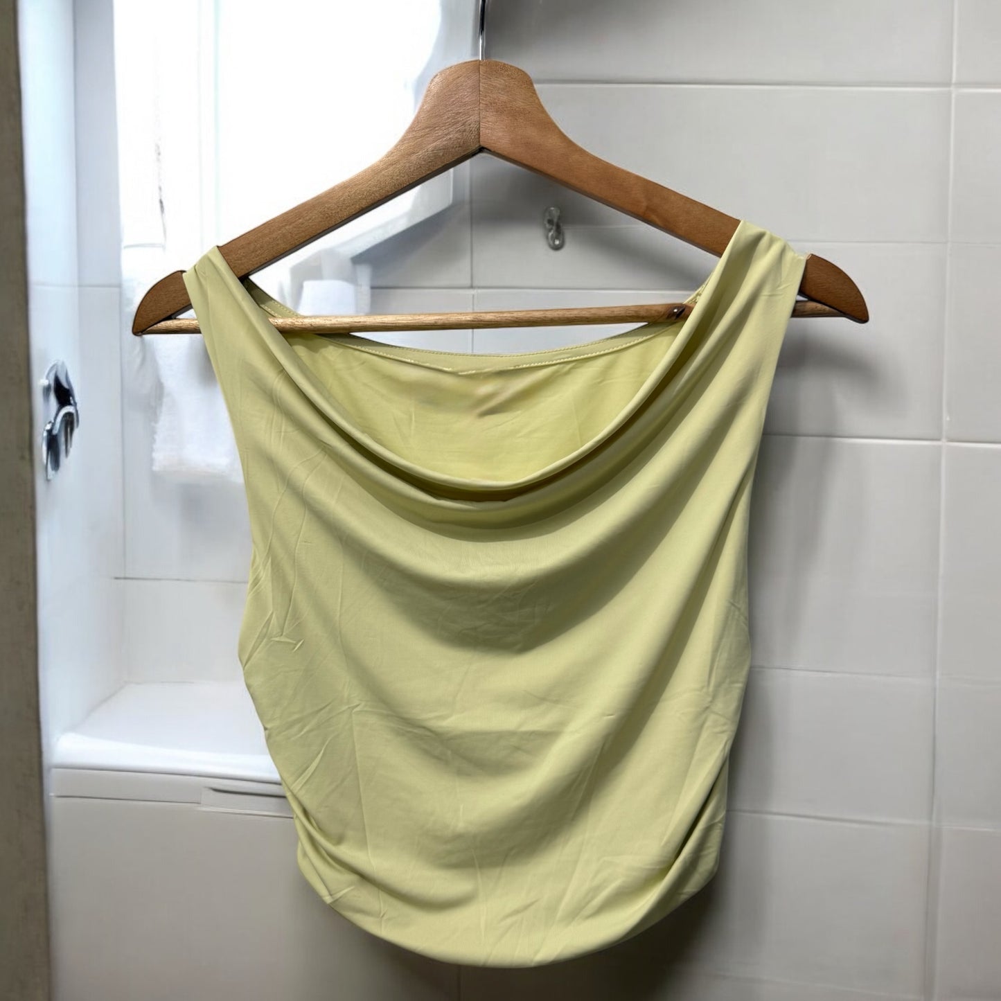 Blusa tipo drapeado elegante – Disponible en negro, blanco y amarillo claro