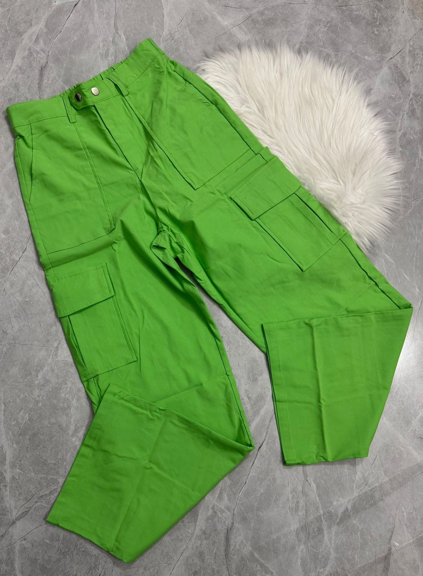 Cargo - Elegancia en un Look Moderno image 4