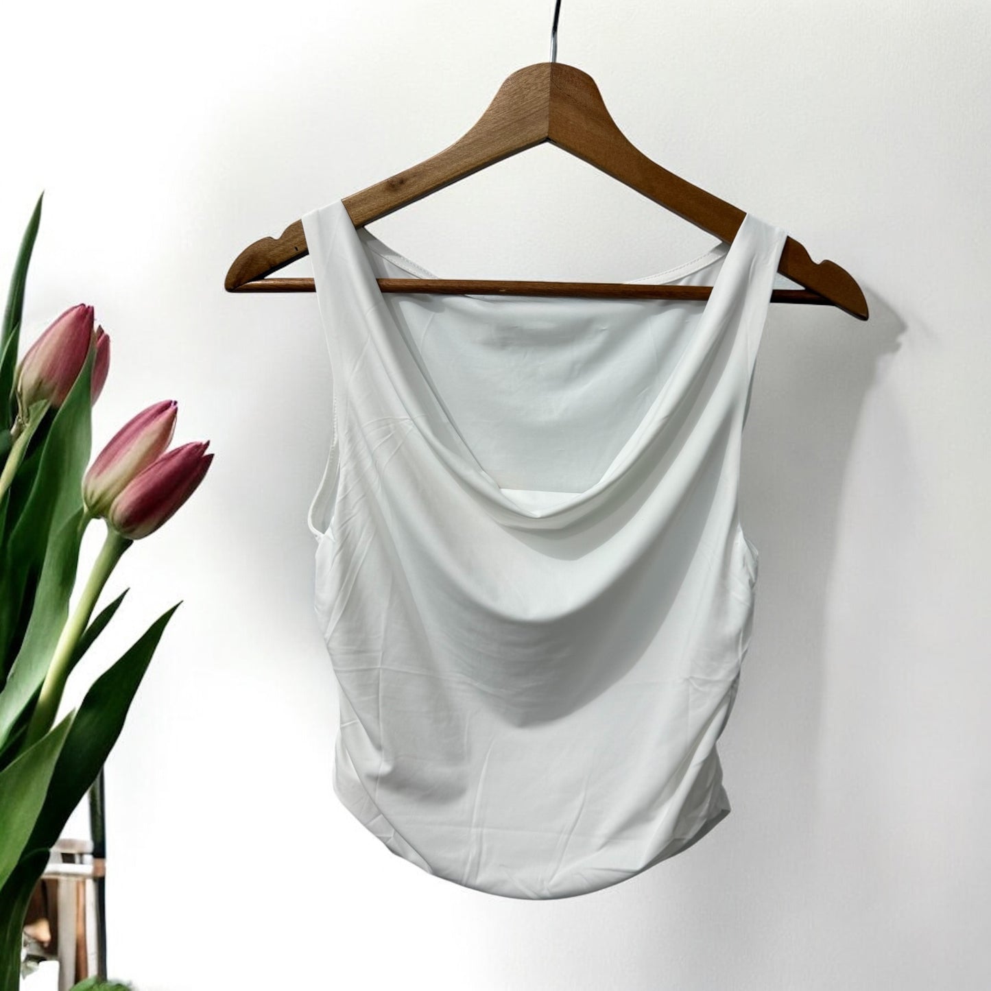 Blusa tipo drapeado elegante – Disponible en negro, blanco y amarillo claro