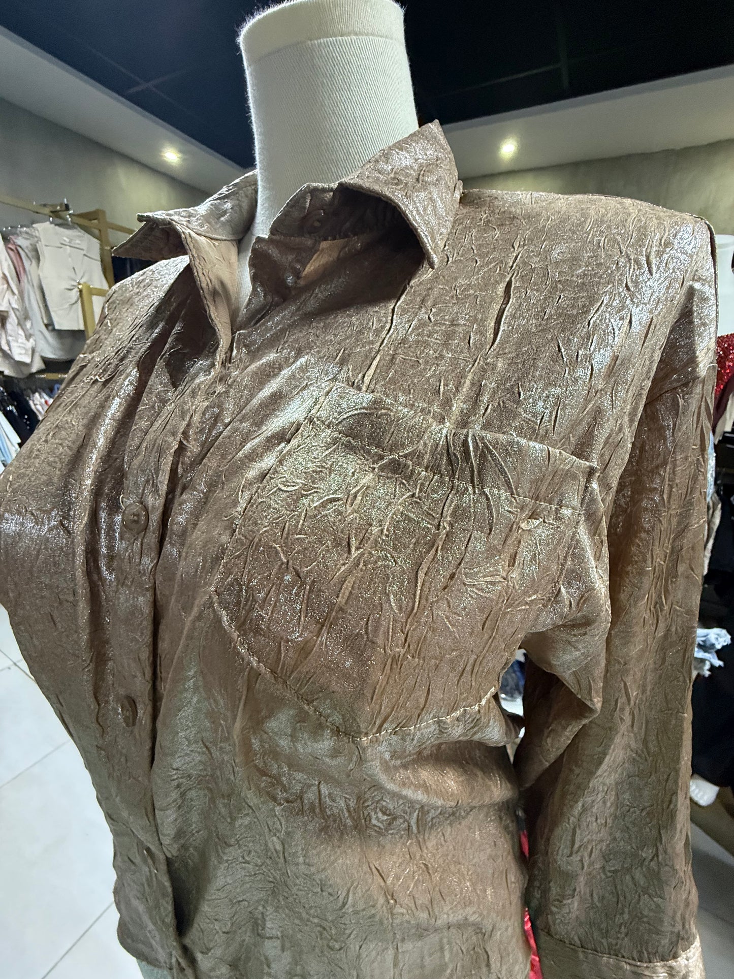 Blusa Metálica Dorada Plus Size con Estilo Moderno