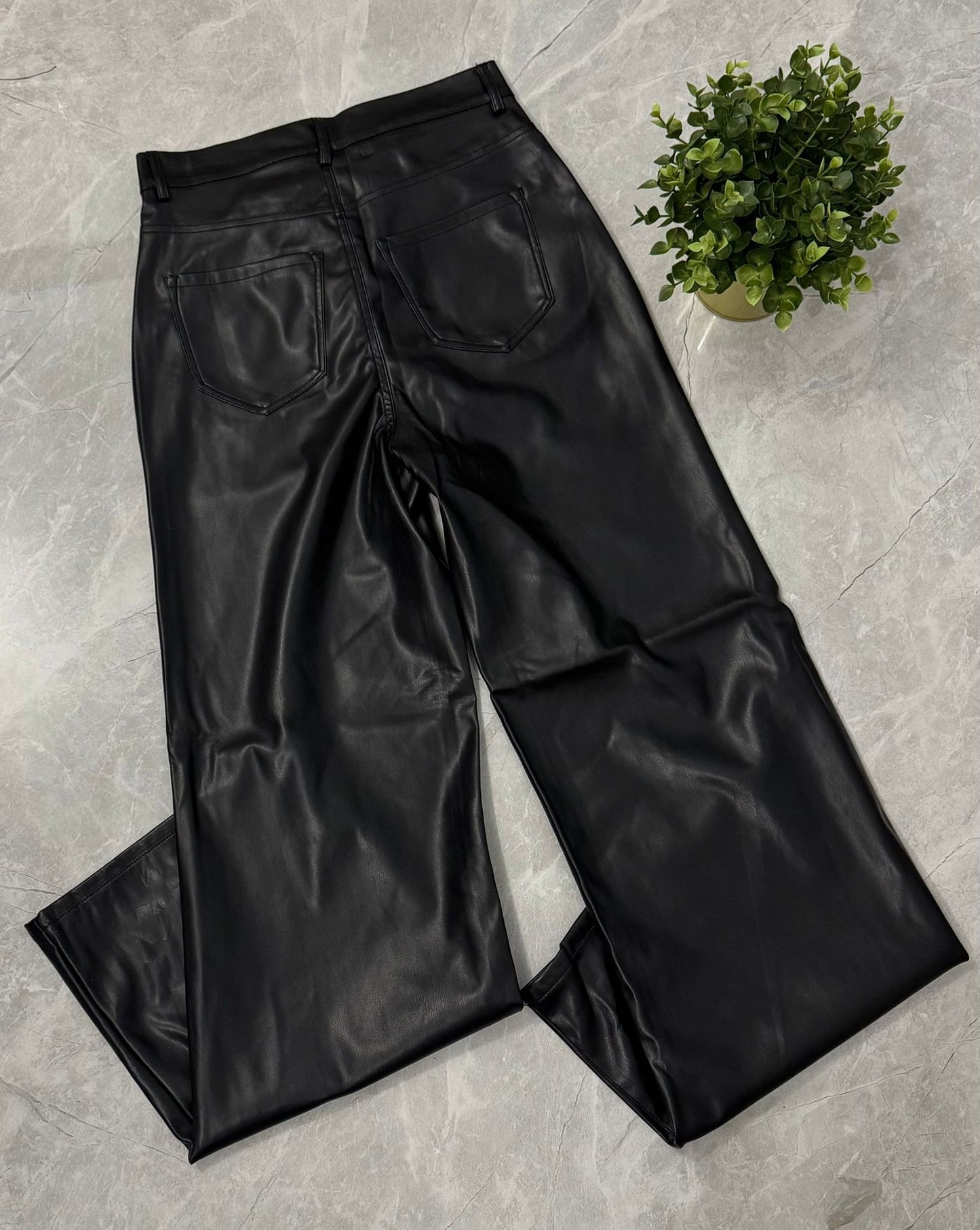 Pantalón Negro de Pierna Ancha Tipo Piel – Marca Vibrant