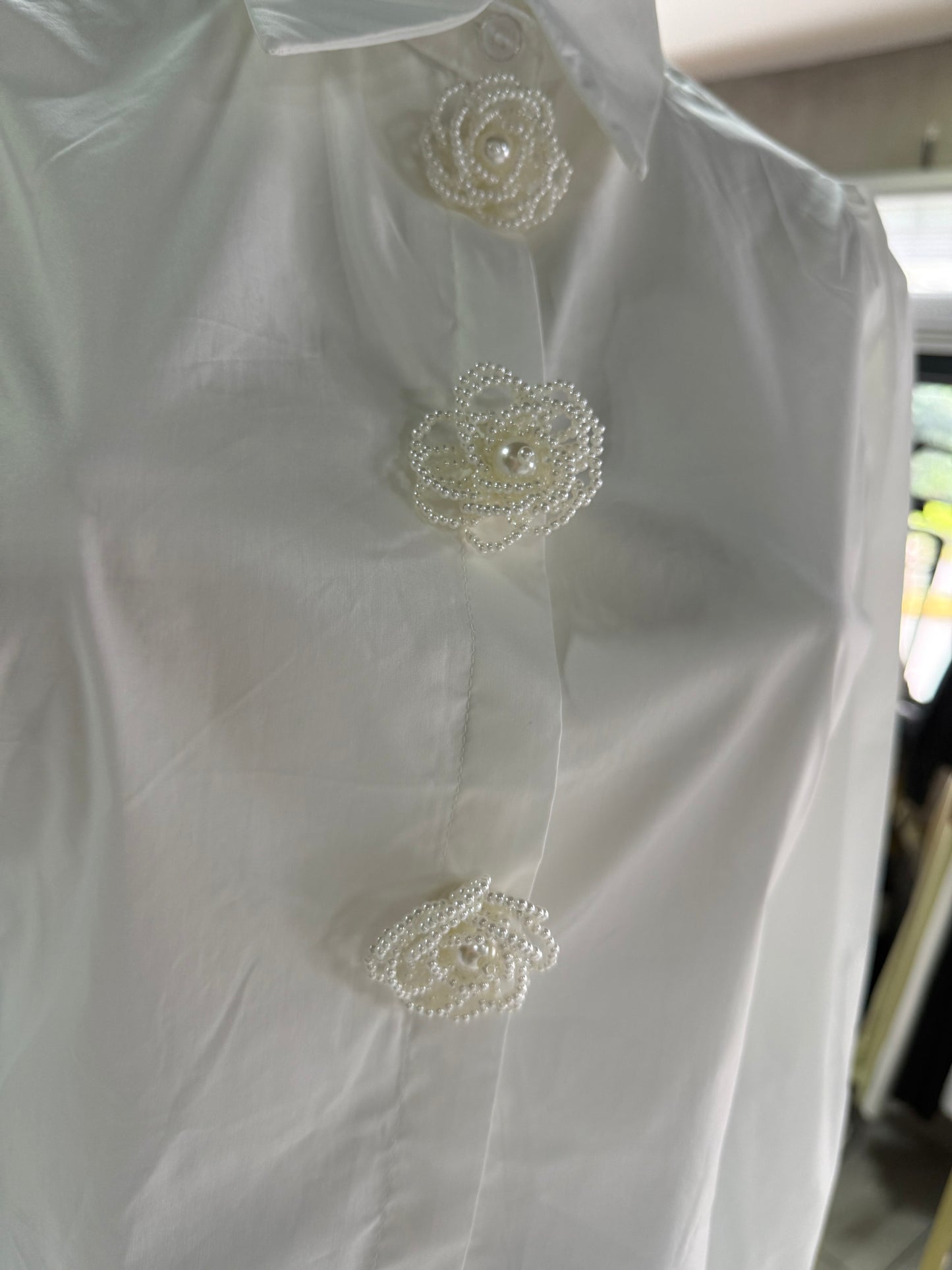 Blusa Blanca Elegante con Rosas de Perlas