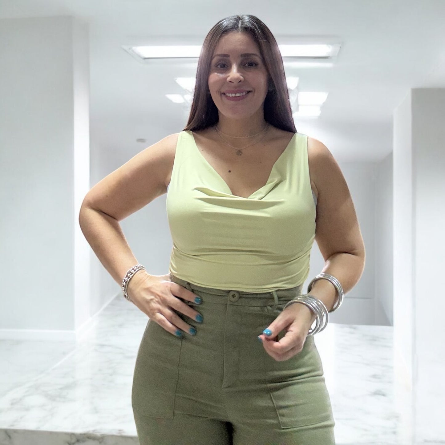 Blusa tipo drapeado elegante – Disponible en negro, blanco y amarillo claro