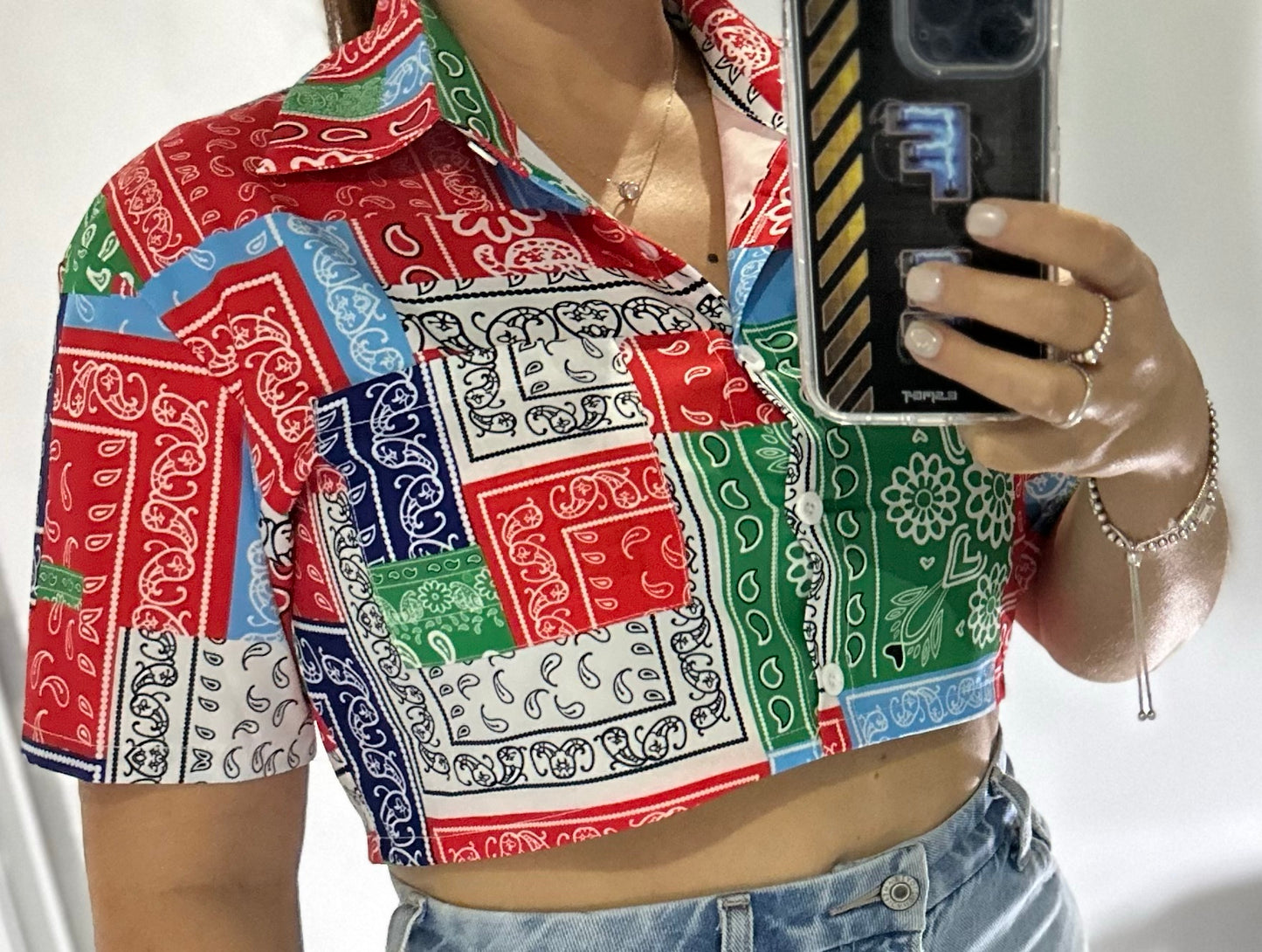 Blusa Crop Estampada de Bandana Multicolor image 1