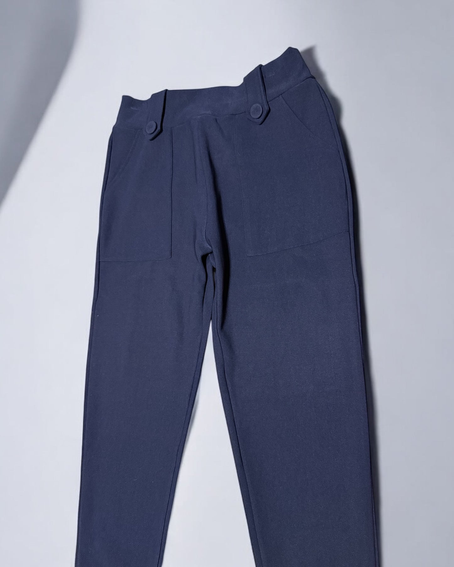Pantalón Stretch con Detalles de Botón