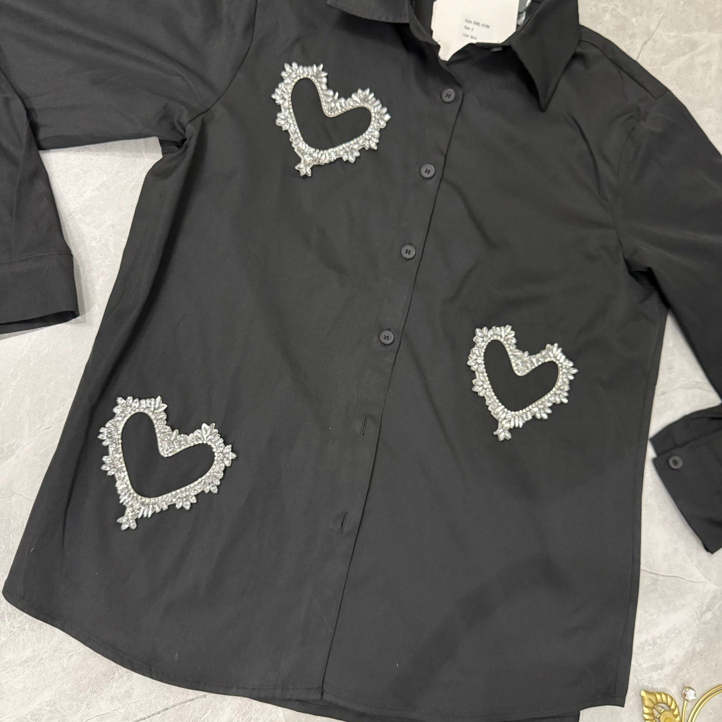 Camisa de Botones con Detalle de Corazones Negro Elegante image 1