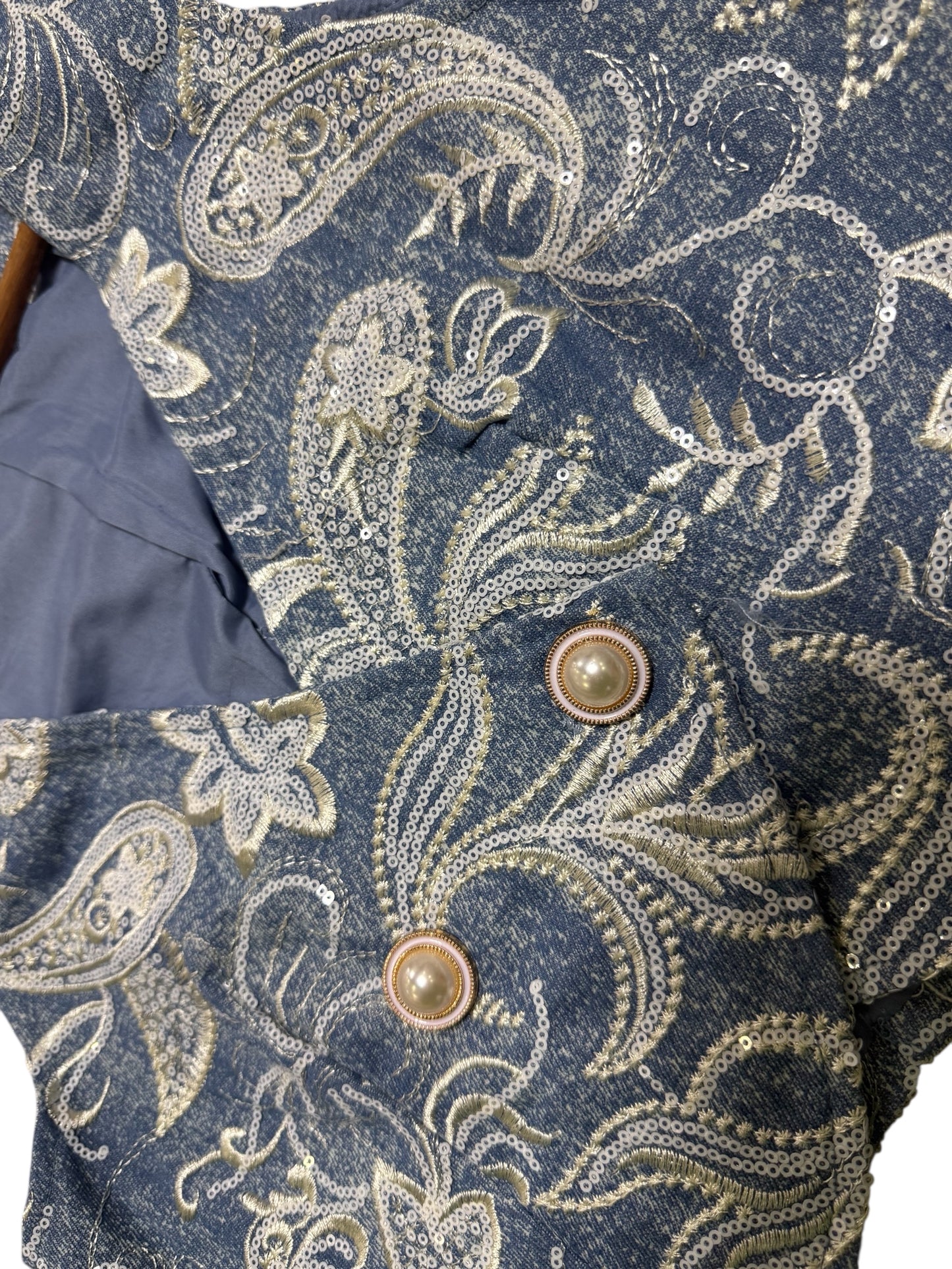 Vest Crop Mahón con Bordado Floral y Lentejuelas