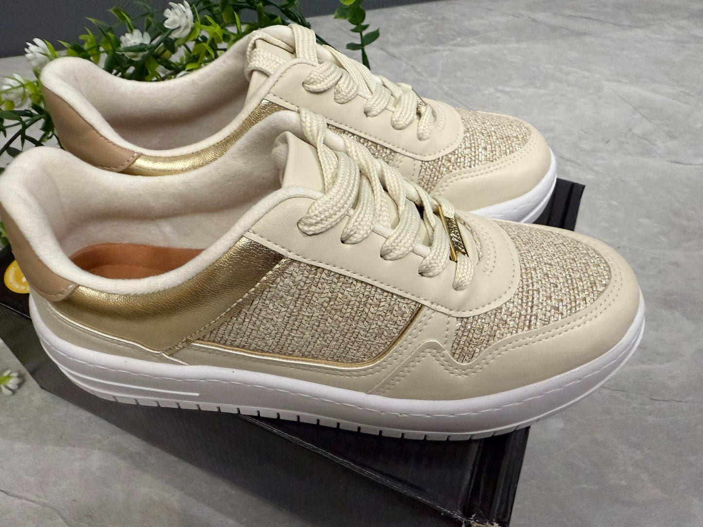 Tenis Vizzano Glam Dorado con Detalles Tejidos image 3