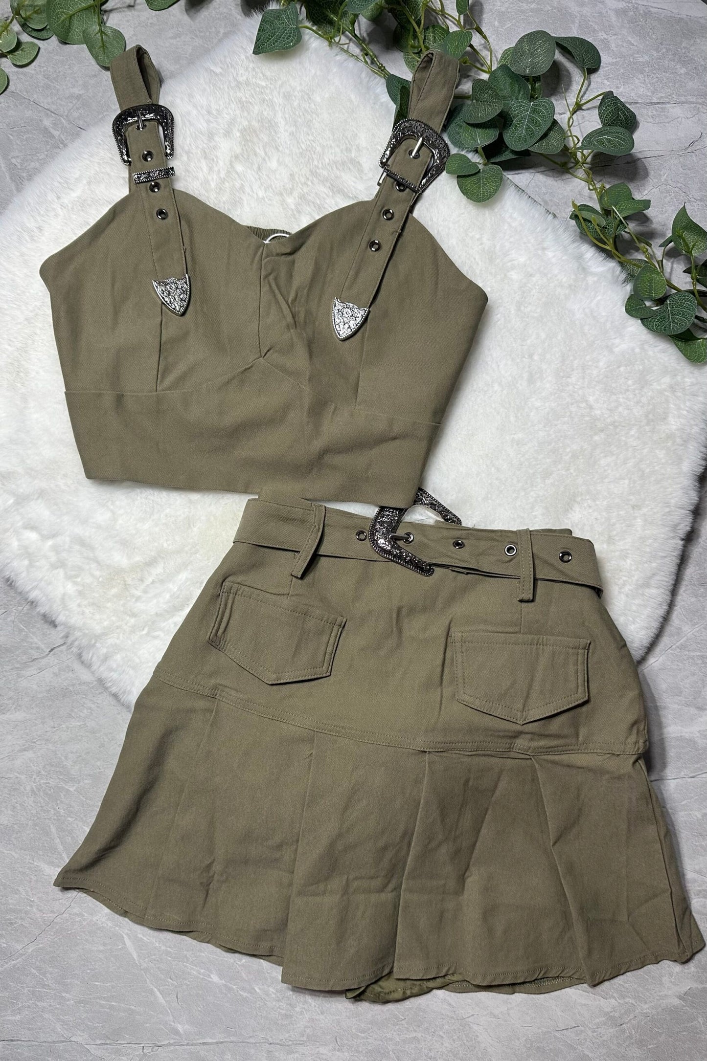 Conjunto verde oliva con detalles metálicos image 1
