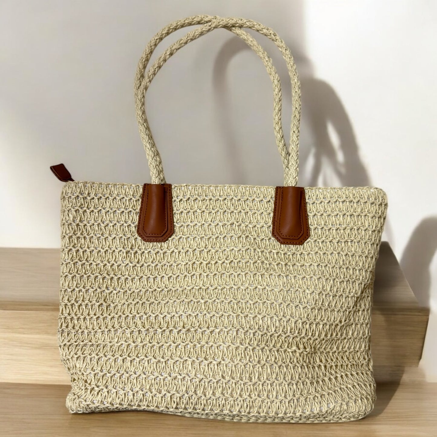Cartera tejida con detalles en piel vegana