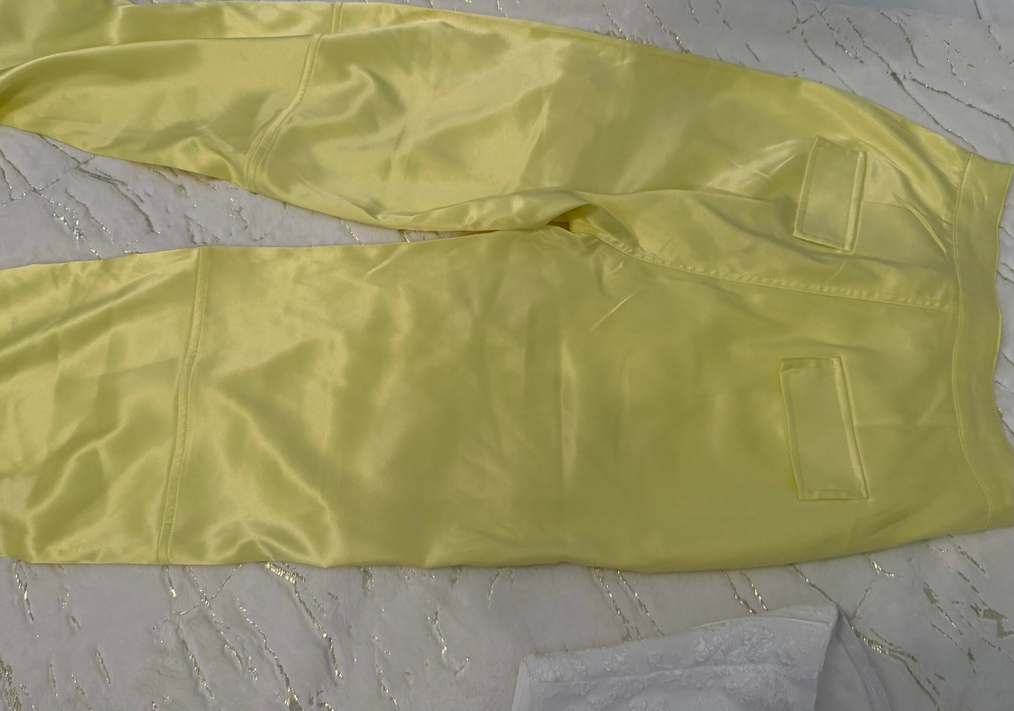 Pantalón Satín Amarillo con Bolsillos Cargo image 1