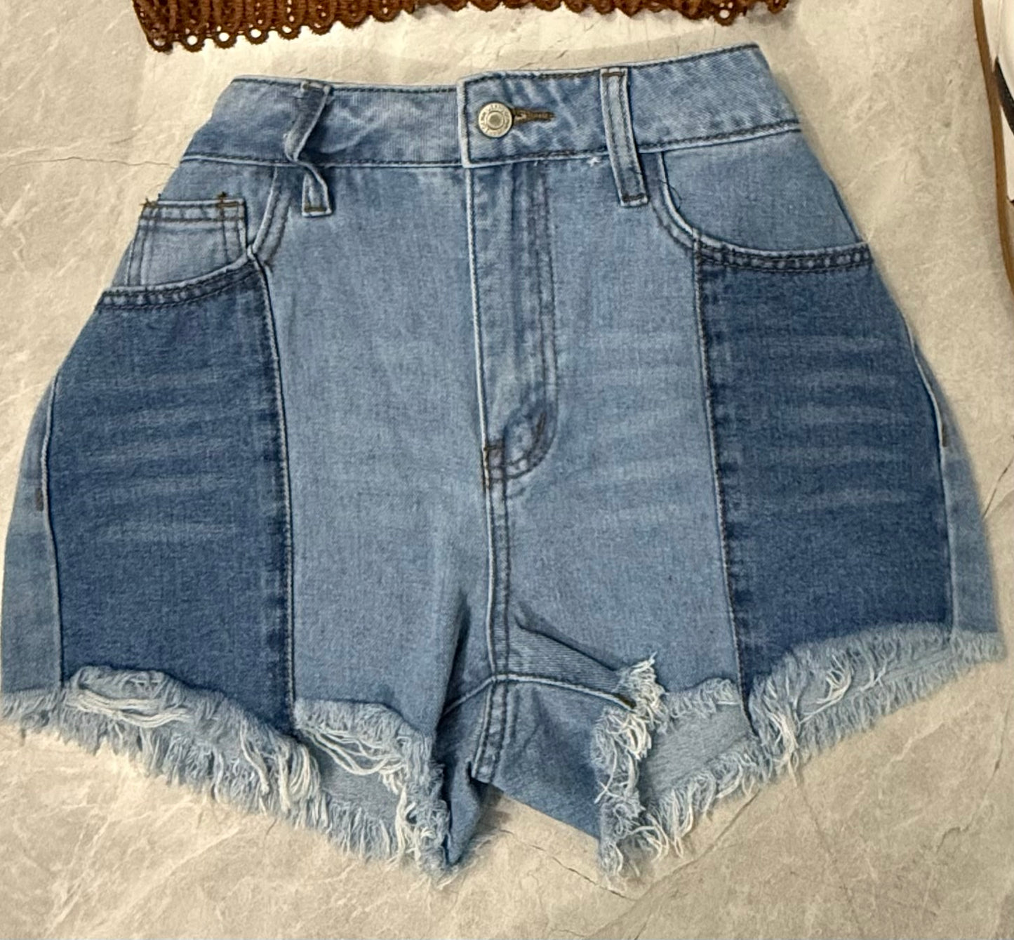 Shorts de Mahón con Diseño en Bloques – ¡Estilo y Frescura en Cada Paso! image 1