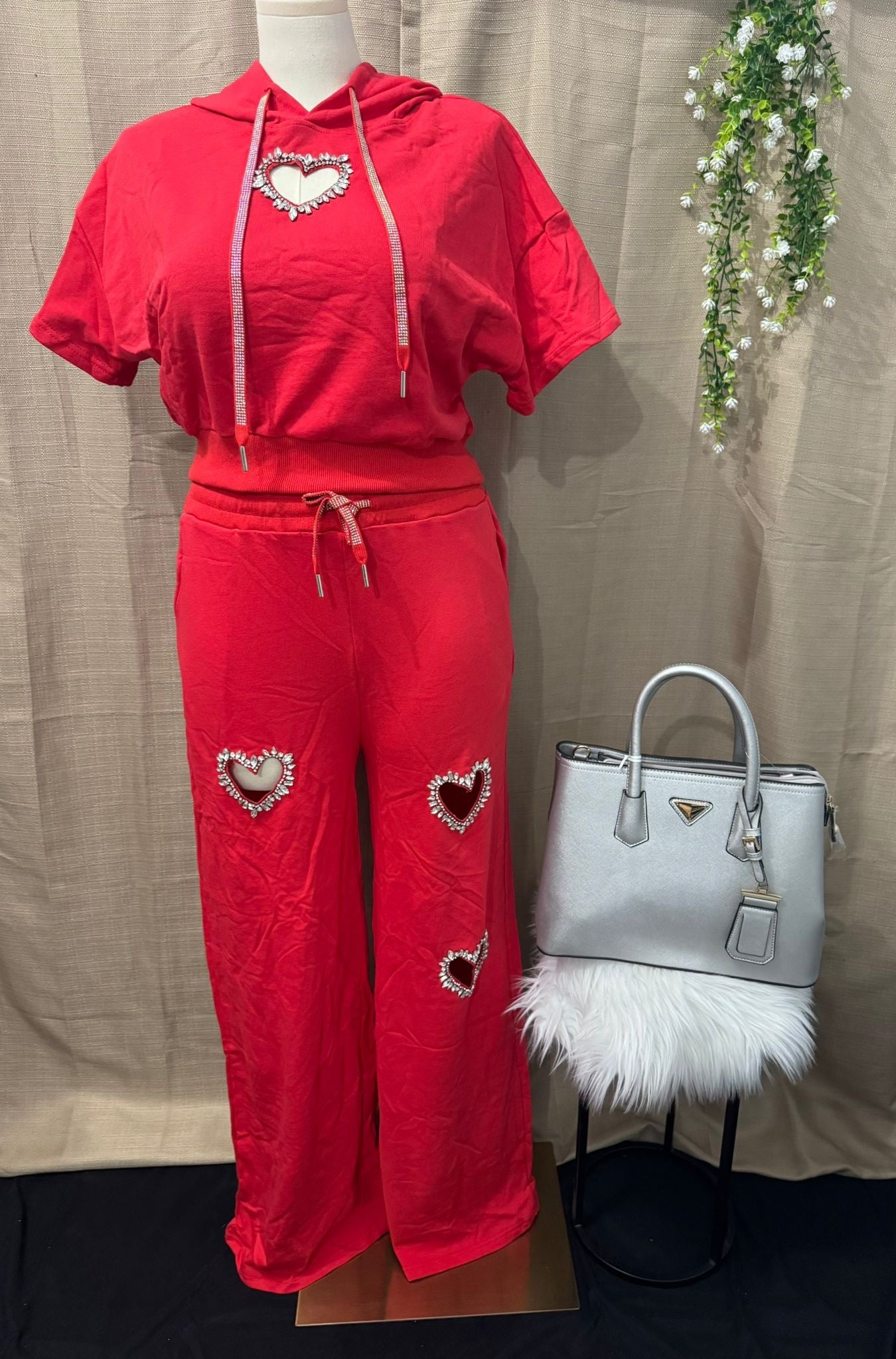 Conjunto Rojo Plus Size con Detalles de Corazón y Piedras Brillantes image 3