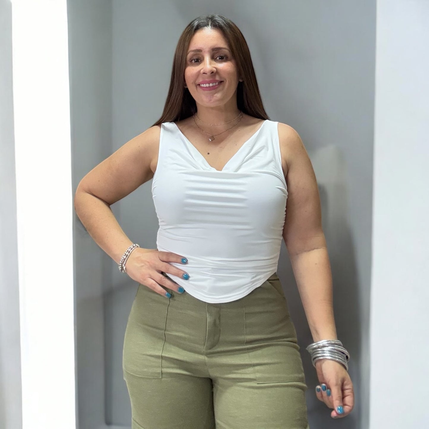 Blusa tipo drapeado elegante – Disponible en negro, blanco y amarillo claro