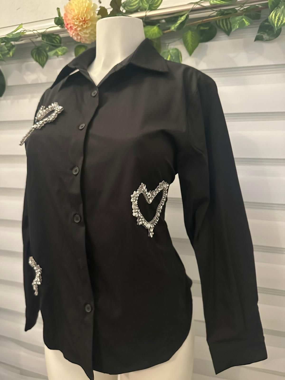 Camisa de Botones con Detalle de Corazones Negro Elegante image 2