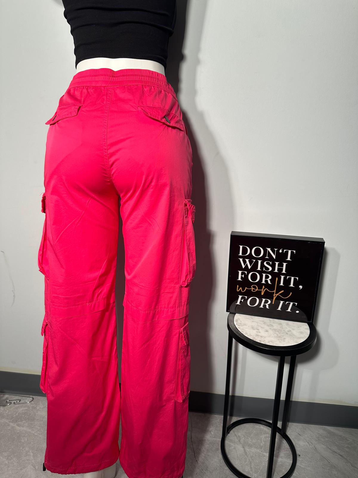 Jogger Cargo Rosa con Ajuste y Bolsillos Múltiples image 2