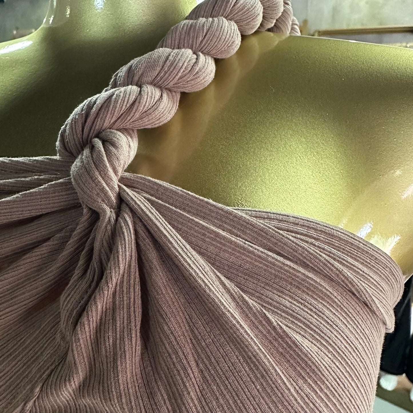 Conjunto Beige Elegante Asimétrico Con Detalle Trenzado