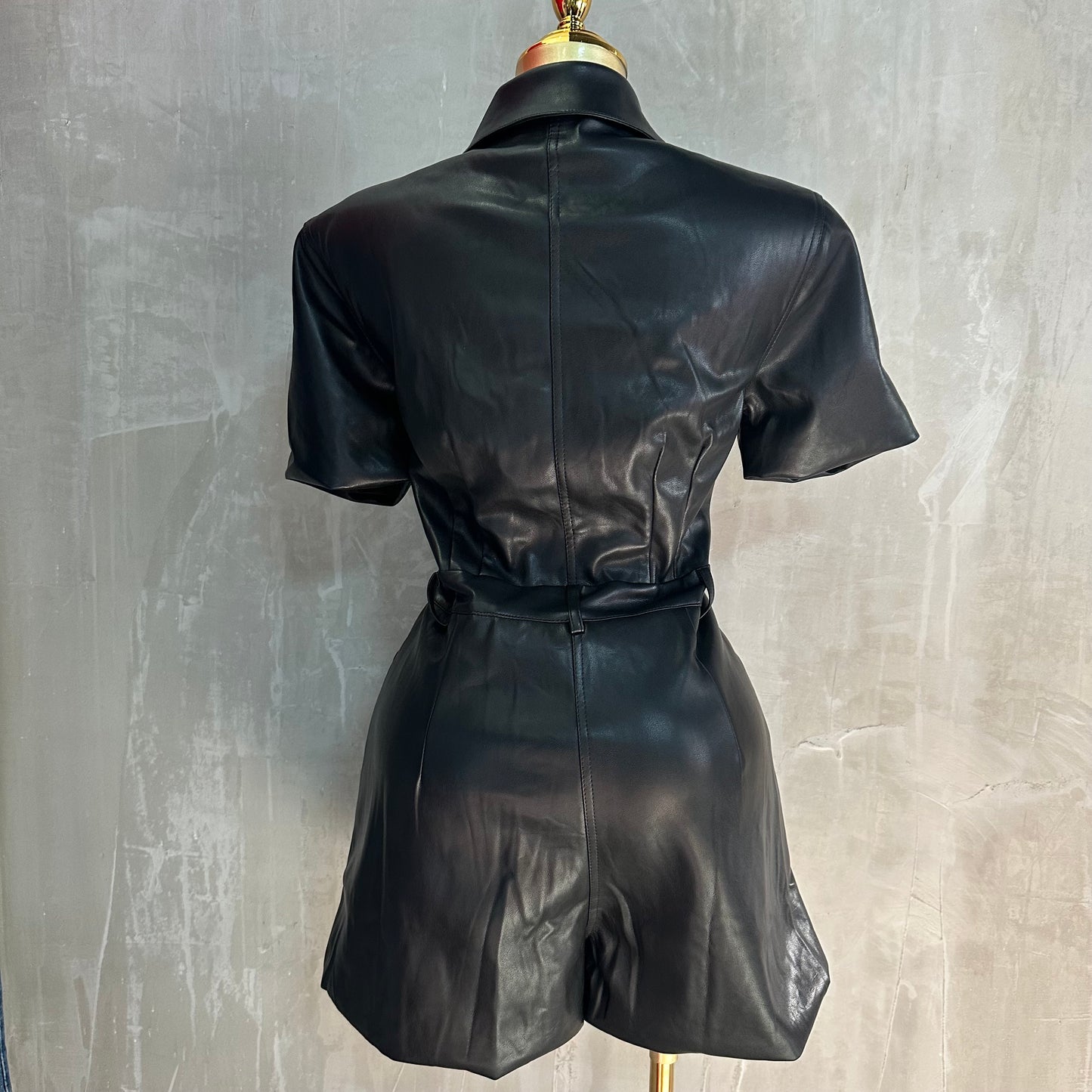 Romper PU Estilo Camisa con Botones Dorados