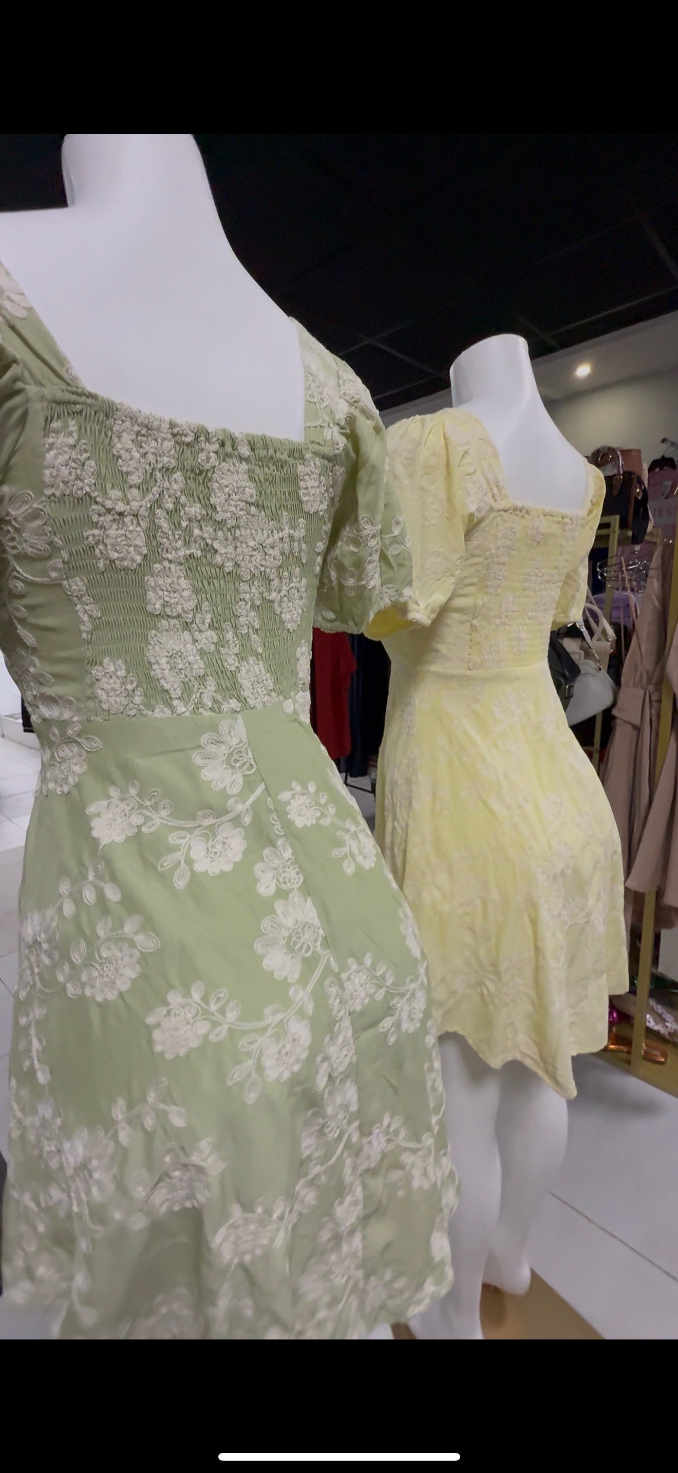 Vestido floral con encaje y mangas abullonadas