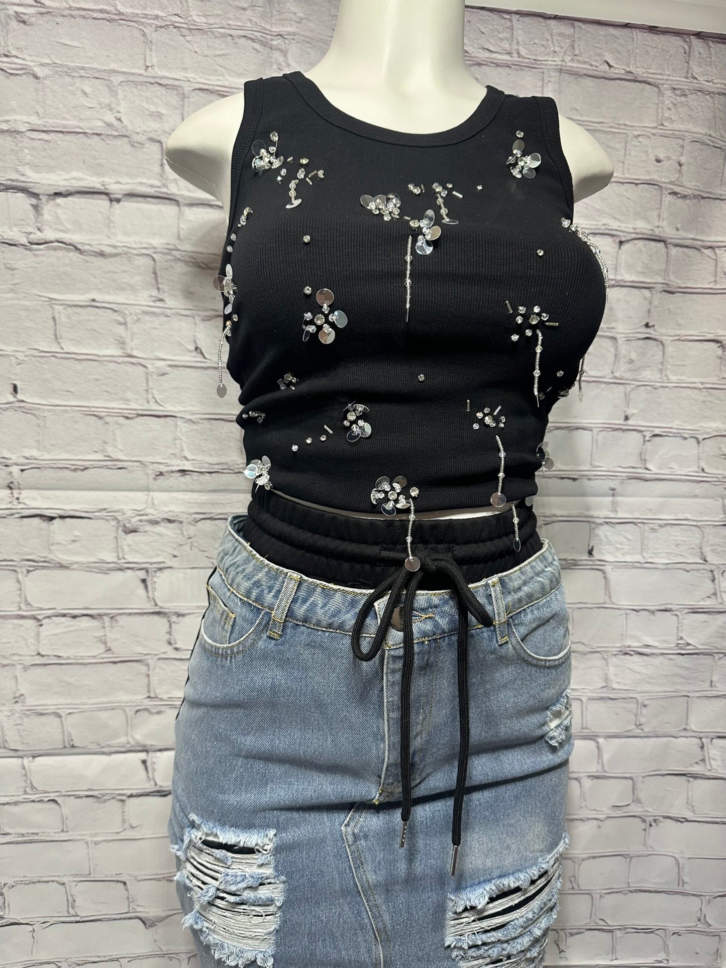 Conjunto Urbano con Falda Desgastada y Top de Apliques Brillantes image 4