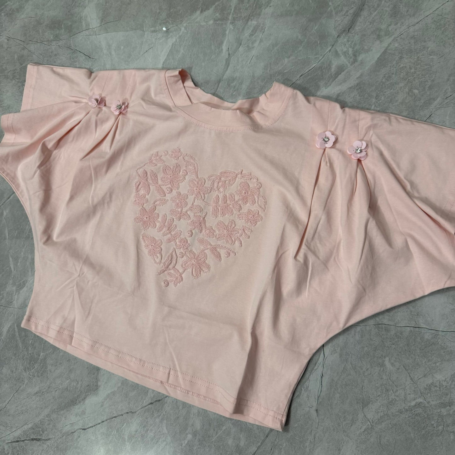Blusa Rosada con Bordado de Corazón y Detalles Florales image 2