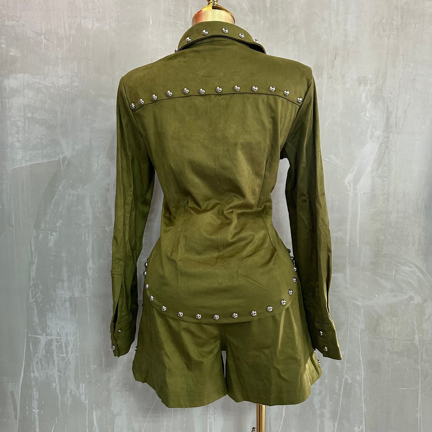 Set Verde Oliva con Detalles Metálicos