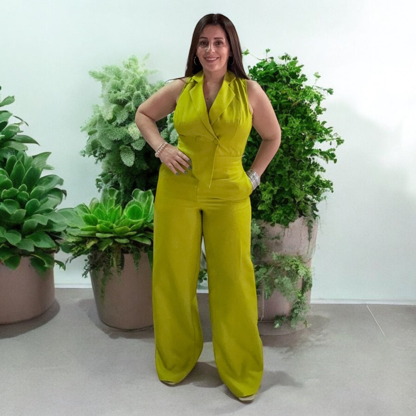 Jumpsuit Palazzo con Corte en Pico y Cintura Ajustada
