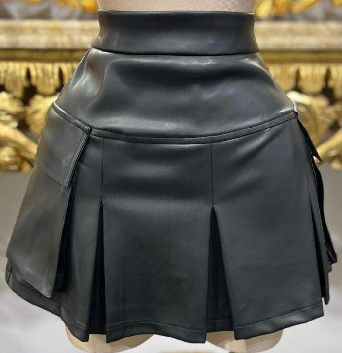Falda Negra Cargo con Estilo Urbano y Elegante image 1