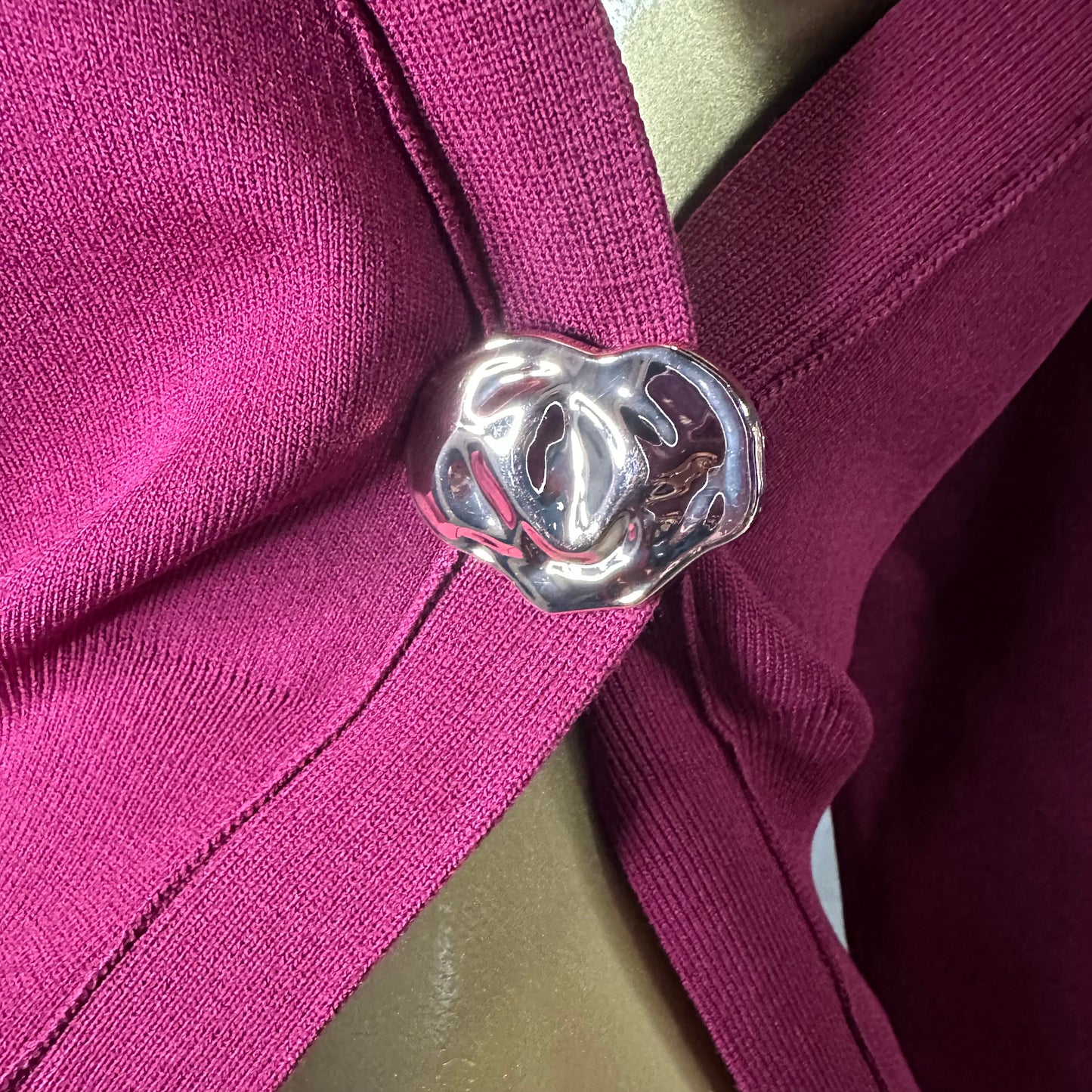 Cardigan Elegante Cruzado Burgundy con Botón Oro