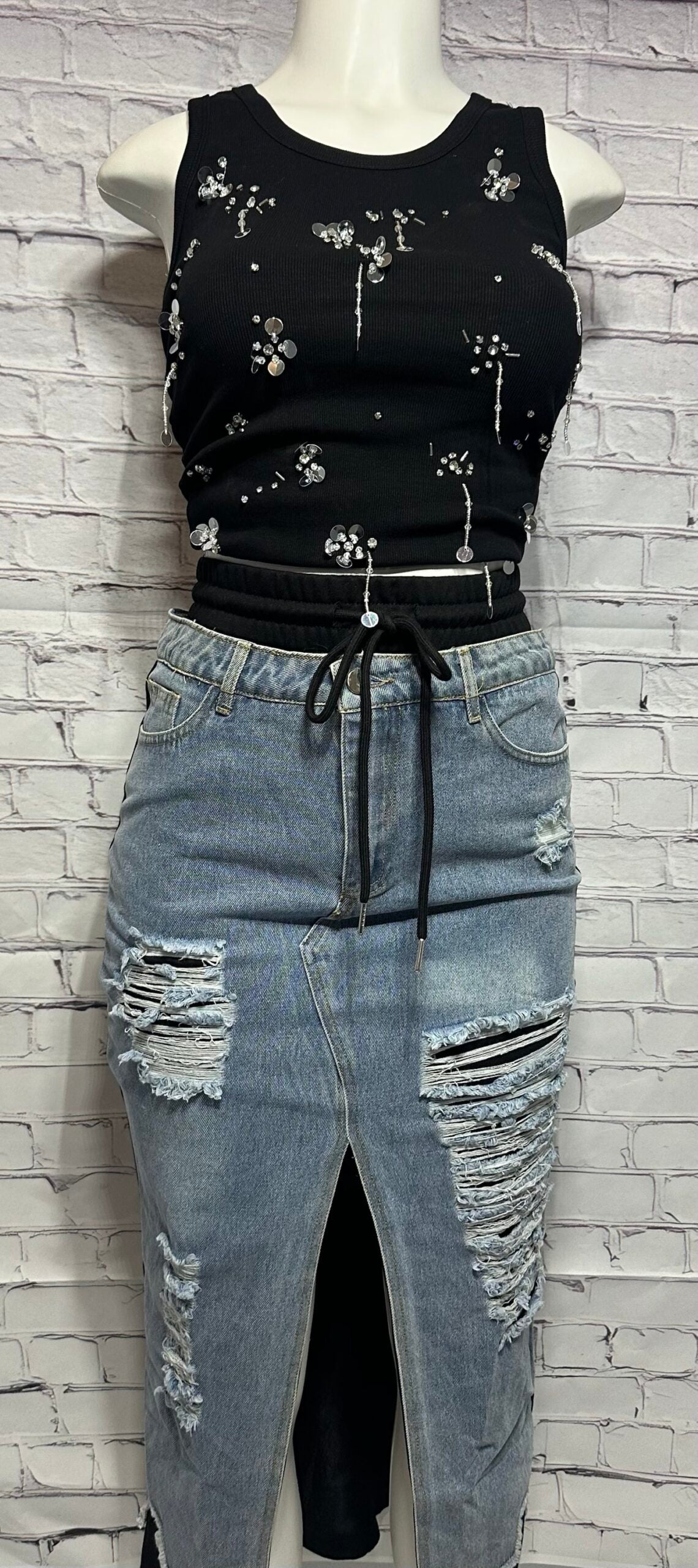 Conjunto Urbano con Falda Desgastada y Top de Apliques Brillantes image 1