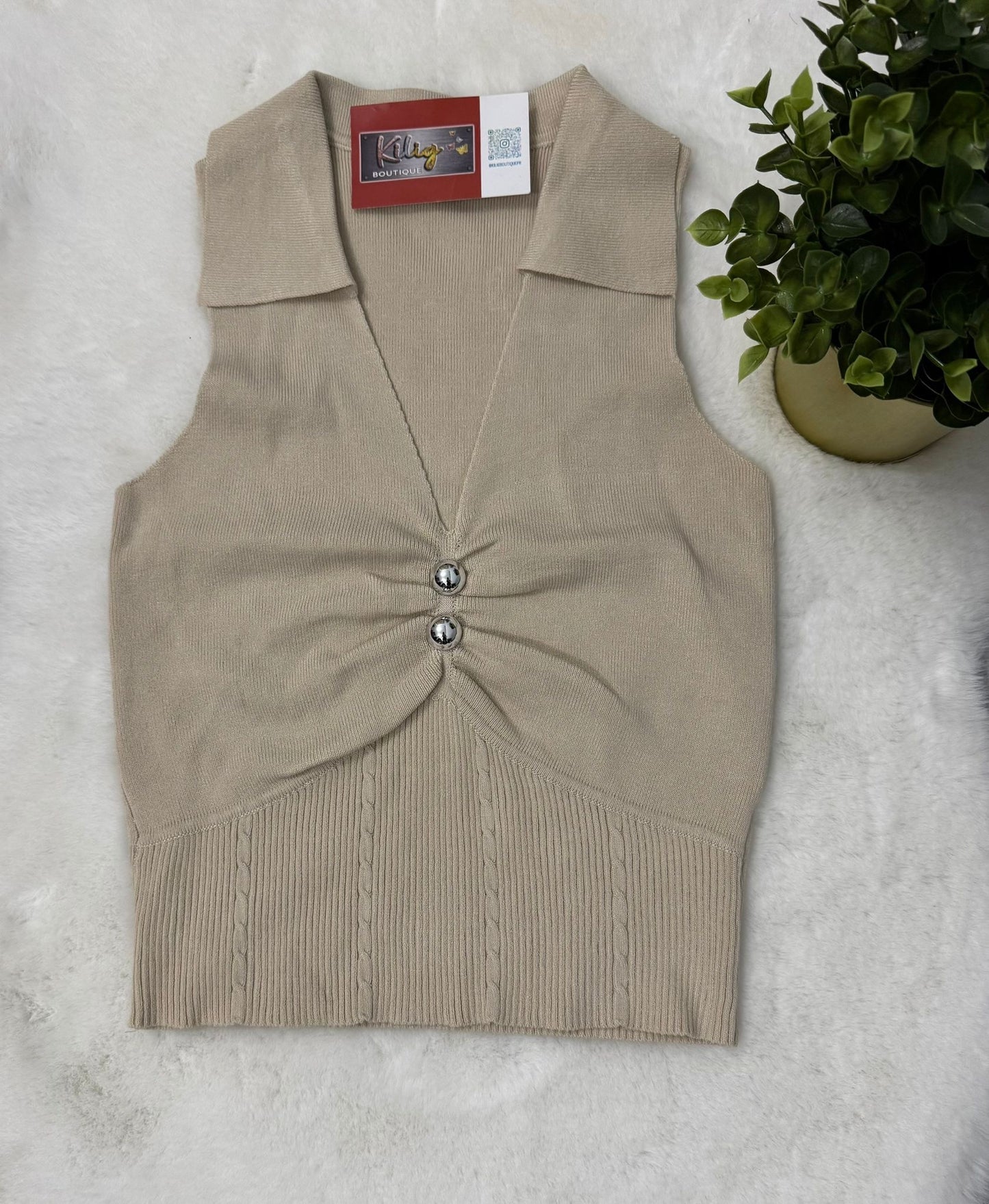 Top Sin Mangas Beige con Diseño Fruncido y Botones Decorativos image 0