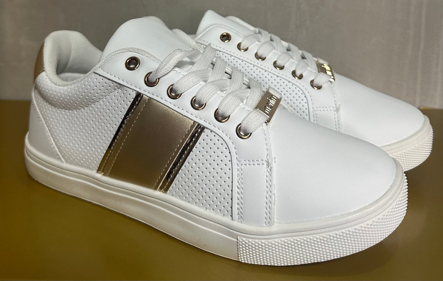 Tenis Blancos con Detalles Dorados image 3