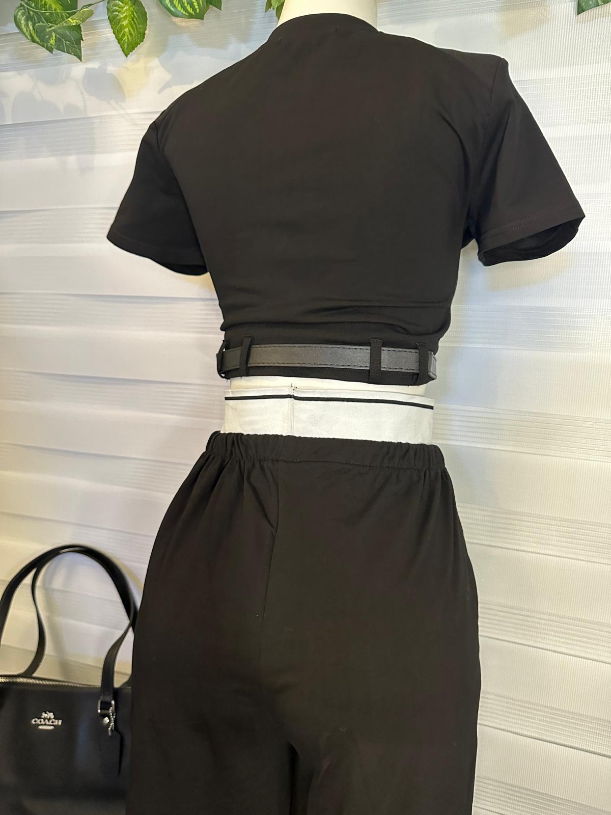 Conjunto Casual Negro con Detalles Modernos image 1