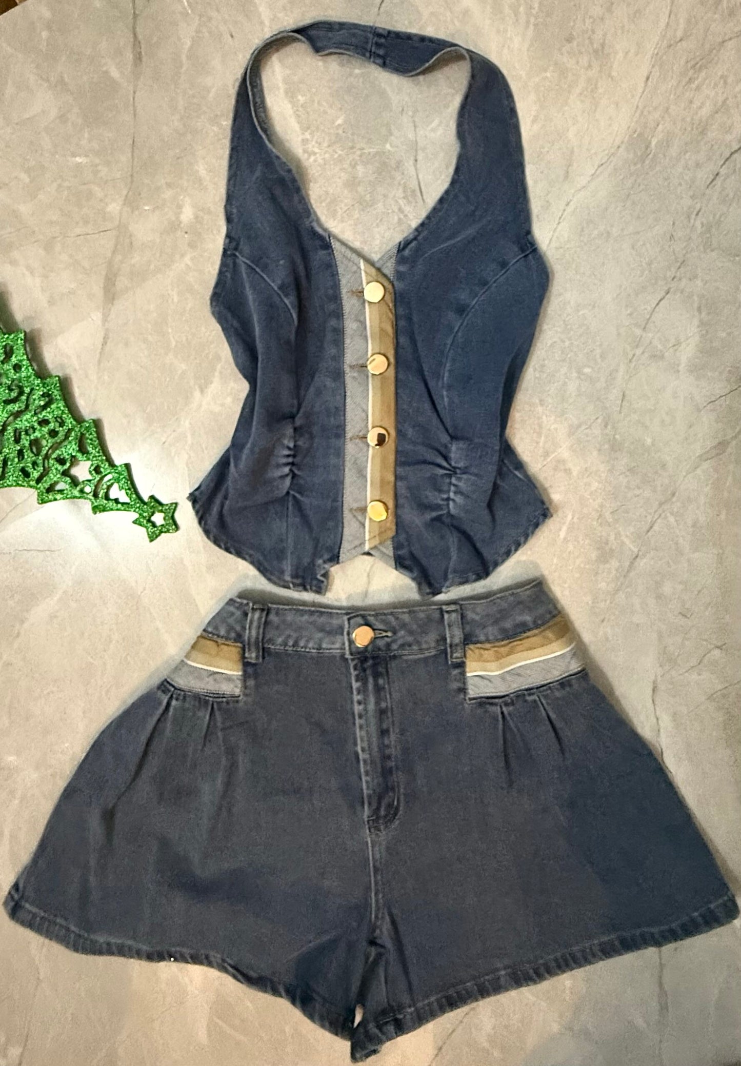 Conjunto de Mahón con Top Halter y Cortos de Diseño Moderno image 1