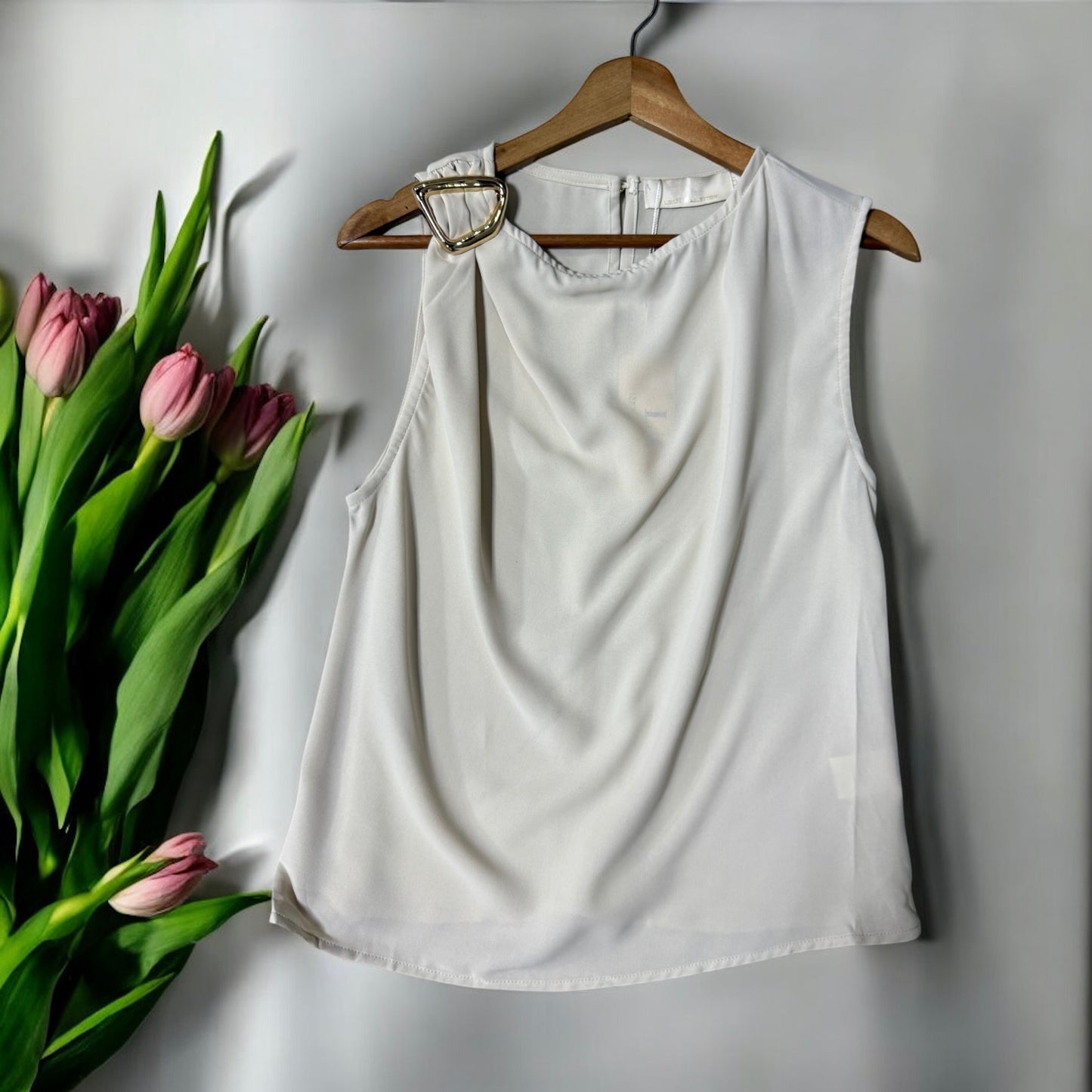 Blusa Beige sin mangas con detalle metálico