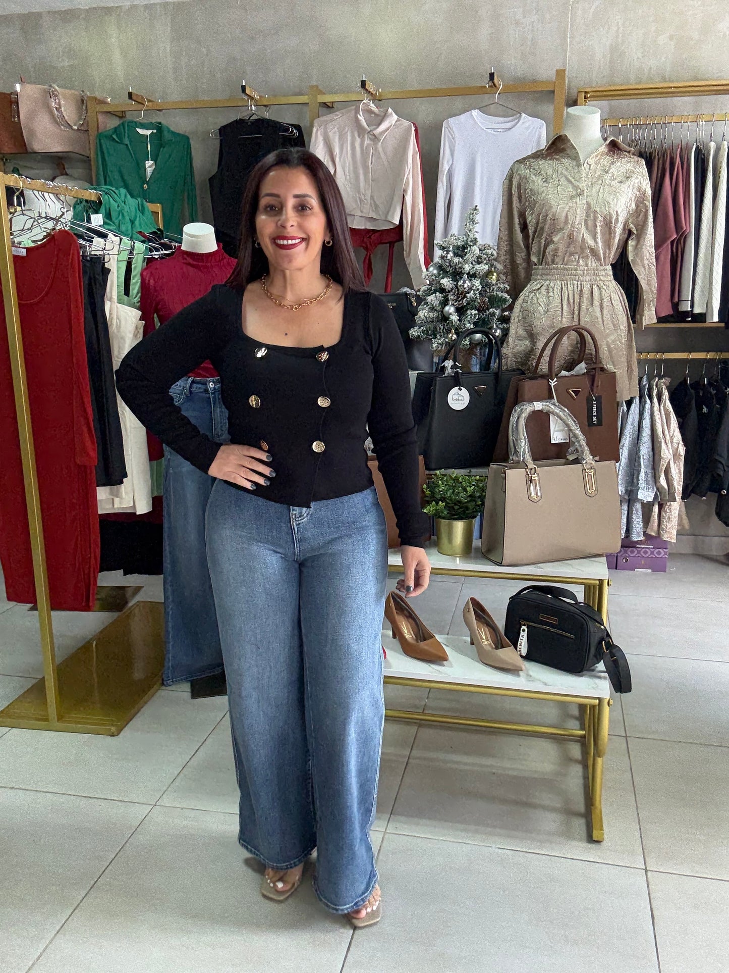 Blusa Negra con Botones Dorados – Elegancia Casual