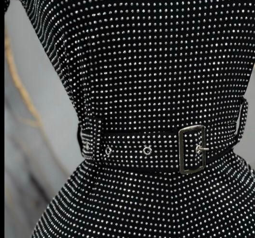 Romper Negro Entallado con Diseño Rhinestone y Cinturón