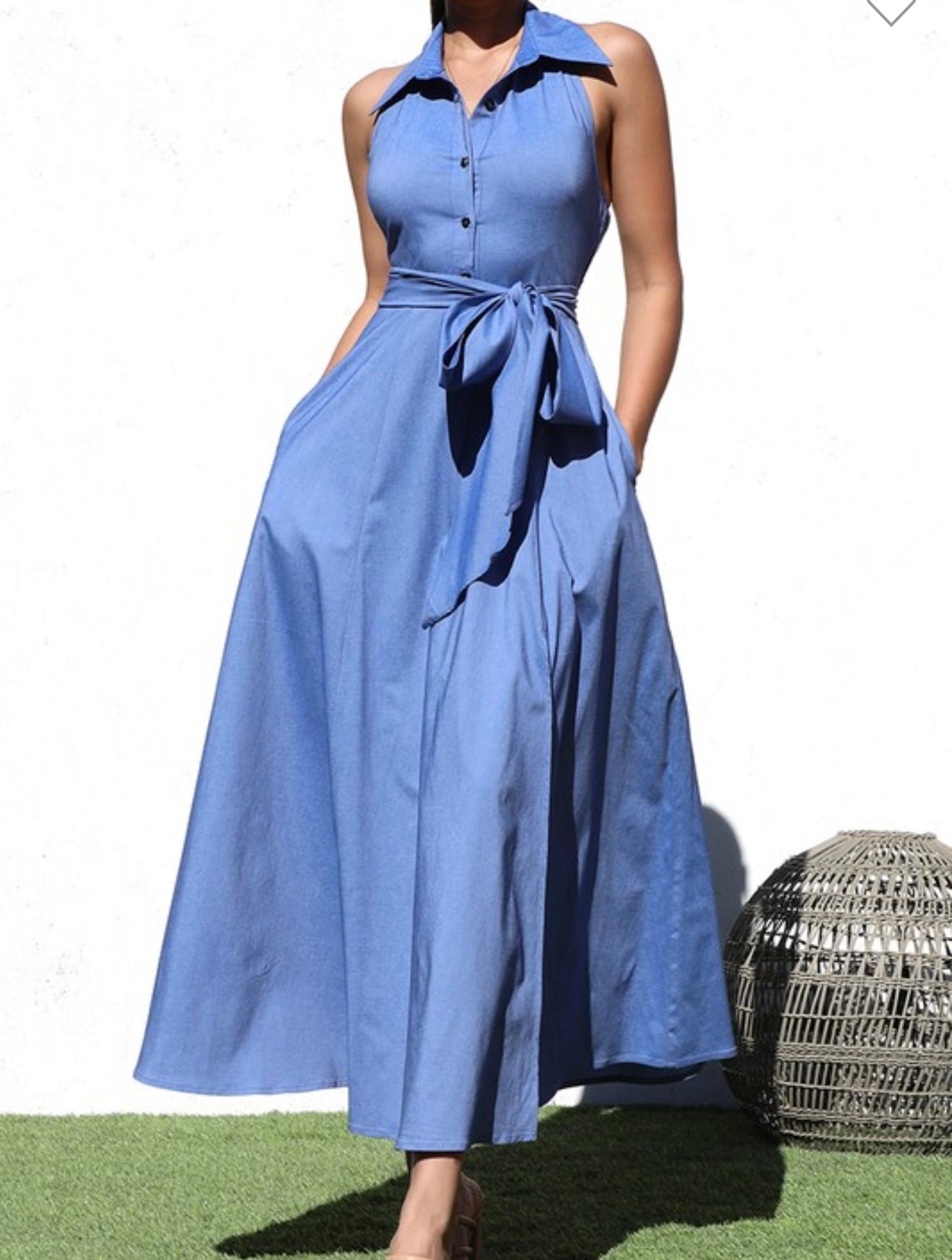 Vestido Halter Azul con Lazo Ajustable