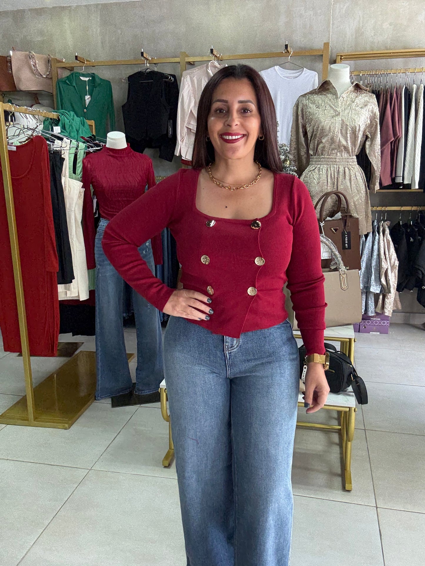 Blusa Burgundy con Botones Dorados – Elegancia Casual